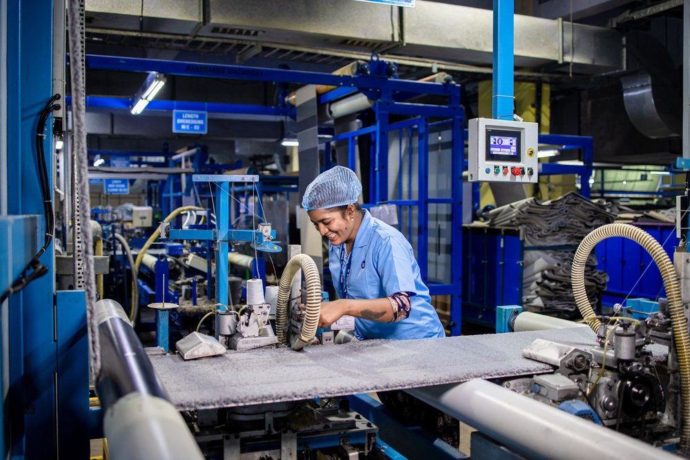 Pekerja operator mesin di pabrik manufaktur — sektor TKI dengan potensi lembur